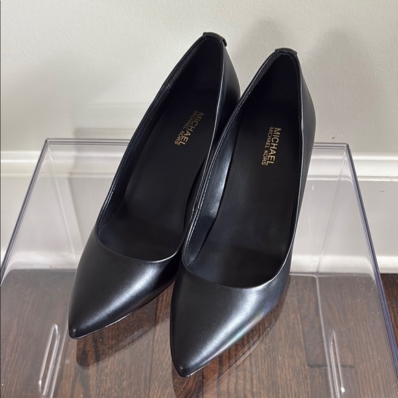 NEW Michael Kors Black Pumps - Picture 1 of 4